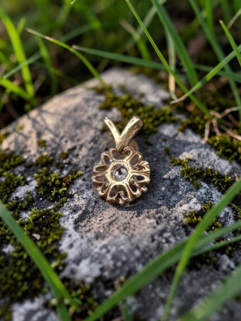 Vintage 14k Gold Diamond Floral Openwork Pendant Scalloped Flower Halo Design